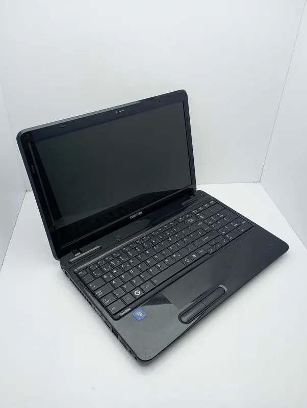Ноутбук Toshiba Satellite L650 / 15.6" (1366x768) TN / Intel Core i3-380M (2 (4) ядра по 2.53 GHz) / 6 GB DDR3 / 750 GB HDD / Intel HD Graphics / WebCam б/в - зображення 3