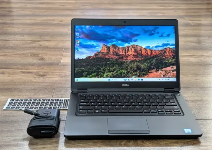 Ноутбук Dell Latitude 5480 / 14" (1920x1080) TN / Intel Core i5-7300U (2 (4) ядра по 2.6 - 3.5 GHz) / 8 GB DDR4 / 256 GB SSD / Intel HD Graphics 620 / WebCam / USB 3.1 / HDMI / Windows 10 б/в - зображення 2