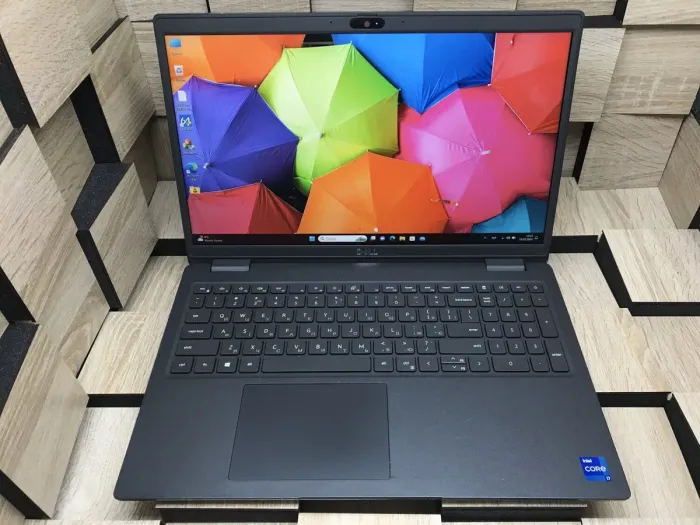 Ноутбук Б-клас Dell Latitude 3520 / 15.6" (1920x1080) IPS Touch / Intel Core i7-1165G7 (4 (8) ядра по 2.8 - 4.7 GHz) / 8 GB DDR4 / 256 GB SSD M.2 / Intel Iris Xe Graphics / USB 3.2 / HDMI / Windows 11 б/в - зображення 2