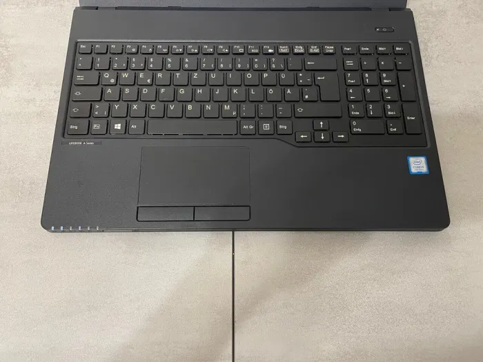 Ноутбук Fujitsu LifeBook A557 / 15.6" (1920x1080) IPS / Intel Core i5-7200U (2 (4) ядра по 2.5 - 3.1 GHz) / 16 GB DDR4 / 250 GB SSD / Intel HD Graphics 620 / WebCam / DVD-ROM б/в - зображення 4