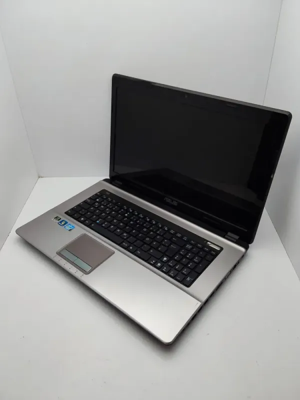 Ноутбук Asus K73SV / 17.3" (1600x900) TN / Intel Core i5-2410M (2 (4) ядра по 2.3 - 2.9 GHz) / 6 GB DDR3 / 750 GB HDD / nVidia GeForce GT 540M, 1 GB GDDR3, 128-bit / WebCam б/в - зображення 4