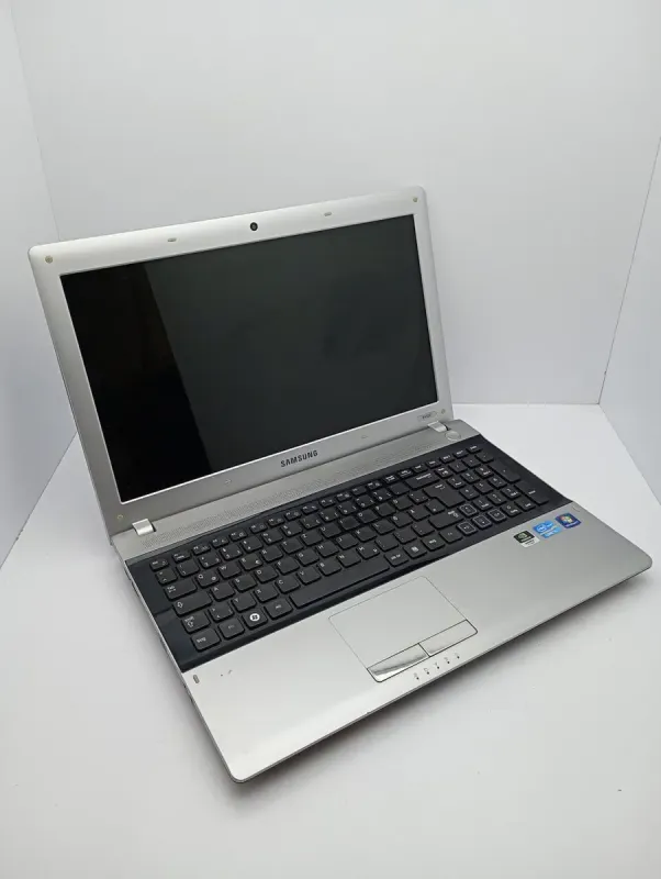 Ноутбук Samsung RV520 / 15.6" (1366x768) TN / Intel Core i5-2410M (2 (4) ядра по 2.3 - 2.9 GHz) / 8 GB DDR3 / 500 GB HDD / nVidia GeForce GT 540M, 1 GB GDDR3, 64-bit / WebCam б/в - зображення 2