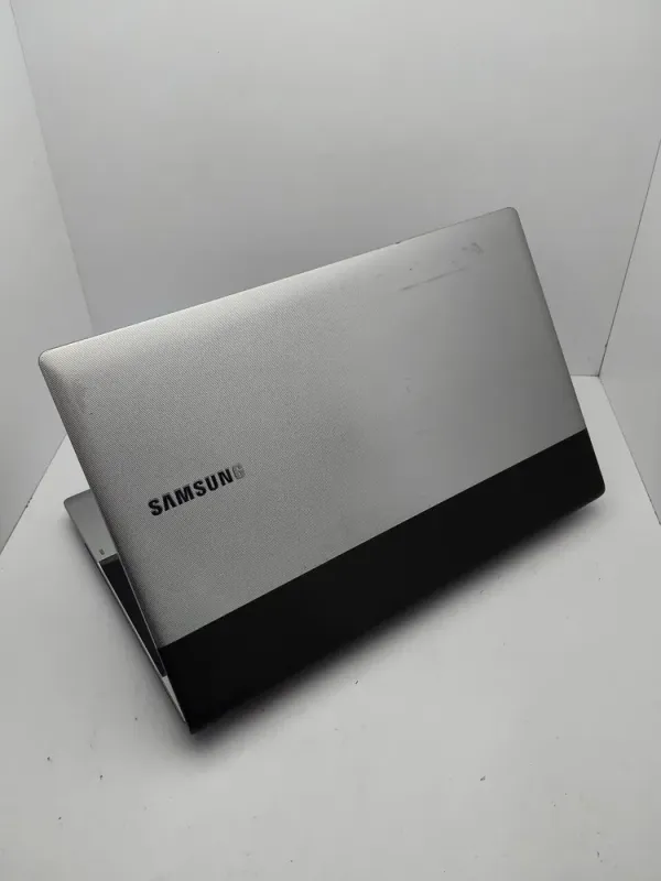Ноутбук Samsung RV720 / 17.3" (1600x900) TN / Intel Core i3-2310M (2 (4) ядра по 2.1 GHz) / 6 GB DDR3 / 320 GB HDD / nVidia GeForce GT 520M, 1 GB DDR3, 64-bit / WebCam б/в - зображення 8