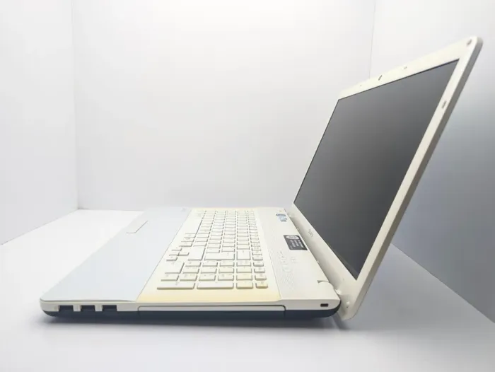 Ноутбук Sony VPC-EJ / 17.3" (1600x900) TN / Intel Pentium B960 (2 ядра по 2.2 GHz) / 6 GB DDR3 / 500 GB HDD / Intel HD Graphics 2000 / WebCam б/в - зображення 6