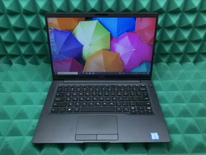Ультрабук Б-клас Dell Latitude 7400 / 14" (1366x768) TN / Intel Core i5-8265U (4 (8) ядра по 1.6 - 3.9 GHz) / 8 GB DDR4 / 256 GB SSD M.2 / Intel UHD Graphics 620 / WebCam / USB 3.1 / HDMI / Windows 10 лицензия б/в - зображення 2