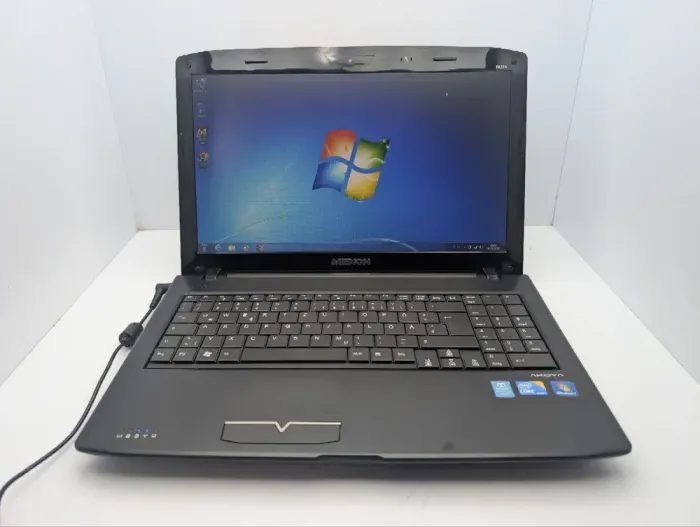 Ноутбук Medion Akoya E6214 / 15.6" (1366x768) TN / Intel Core i3-330M (2 (4) ядра по 2.13 GHz) / 6 GB DDR3 / 500 GB HDD / Intel HD Graphics / WebCam / DVD-ROM / АКБ не тримає б/в - зображення 2