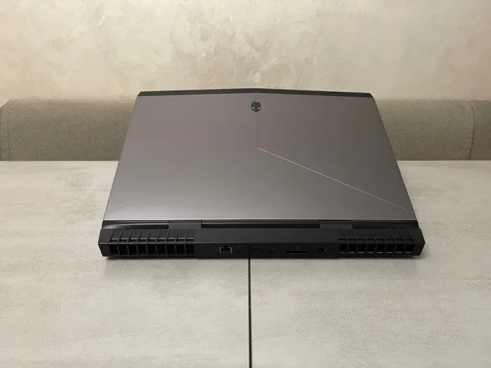 Ігровий ноутбук Dell Alienware 17 R4 / 17,3" (1920x1080) IPS / Intel Core i7-7700HQ (4 (8) ядра по 2,8 - 3,8 ГГц) / 16 ГБ DDR4 / 512 ГБ SSD + 1000 ГБ HDD / nVidia GeForce GTX 1070, 8 ГБ GDDR5, 256-біт / WebCam б/в - зображення 8