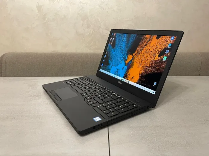 Ноутбук Fujitsu LifeBook A557 / 15.6" (1920x1080) IPS / Intel Core i5-7200U (2 (4) ядра по 2.5 - 3.1 GHz) / 16 GB DDR4 / 250 GB SSD / Intel HD Graphics 620 / WebCam / DVD-ROM б/в - зображення 6