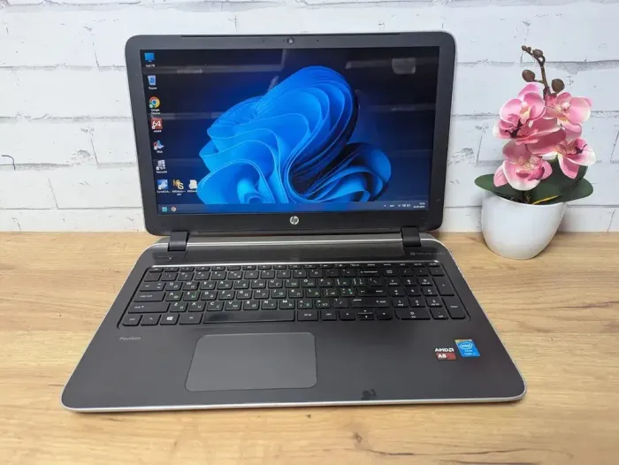 Ноутбук Б-клас HP Pavilion 15 / 15.6" (1366x768) TN / AMD A8-6410 (4 ядра по 2.0 - 2.4 GHz) / 8 GB DDR3 / 360 GB SSD / AMD Radeon R5 Graphics / WebCam / DVD-ROM б/в - зображення 2