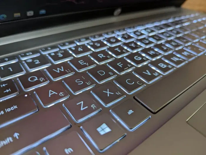 Ультрабук Б-клас HP Pavilion 15-eg1077nr / 15.6" (1920x1080) IPS / Intel Core i7-1195G7 (4 (8) ядра по 1.3 - 5.0 GHz) / 16 GB DDR4 / 512 GB SSD / Intel Iris Xe Graphics / WebCam / Windows 10 б/в - зображення 7