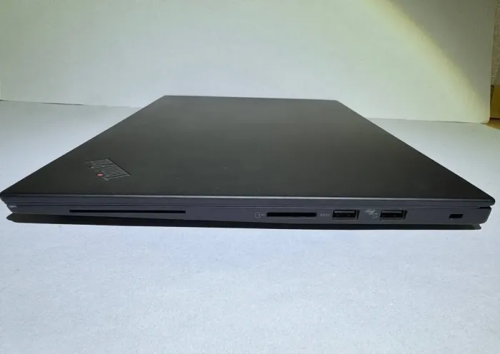 Мобільна робоча станція Lenovo ThinkPad P1 Gen1 / 15.6" (3840x2160) IPS Touch / Intel Xeon E-2176M (6 (12) ядер по 2,7 - 4,4 ГГц) / 32 ГБ DDR4 / 256 ГБ SSD + 256 ГБ SSD / nVidia Quadro P2000, 4 ГБ GDDR5, 128-біт / WebCam / Windows 10 б/в - зображення 7