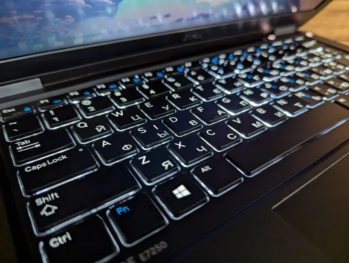 Нетбук Б-клас Dell Latitude E7250 / 12.5" (1366x768) TN / Intel Core i7-5600U (2 (4) ядра по 2.6 - 3.2 GHz) / 8 GB DDR3 / 256 GB SSD / Intel HD Graphics 5500 / WebCam / Fingerprint / Windows 10 б/в - зображення 6