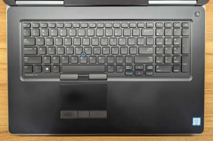 Мобільна робоча станція Dell Precision 7720 / 17.3" (1920x1080) IPS / Intel Core i7-6820HQ (4 (8) ядра по 2.7 - 3.6 GHz) / 32 GB DDR4 / 512 GB SSD + 500 GB HDD / nVidia Quadro P3000, 6 GB GDDR5, 192-bit / WebCam / Windows 10 б/в - зображення 3