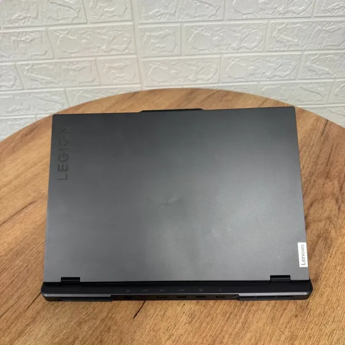 Ігровий ноутбук Б-клас Lenovo Legion Pro 5 16IRX8 / 16" (2560x1600) IPS / Intel Core i7-13700HX (16 (24) ядра по 3.7 - 5.0 GHz) / 32 GB DDR5 / 1000 GB SSD NVMe / nVidia GeForce RTX 4070, 8 GB GDDR6, 128-bit / WebCam б/в - зображення 3