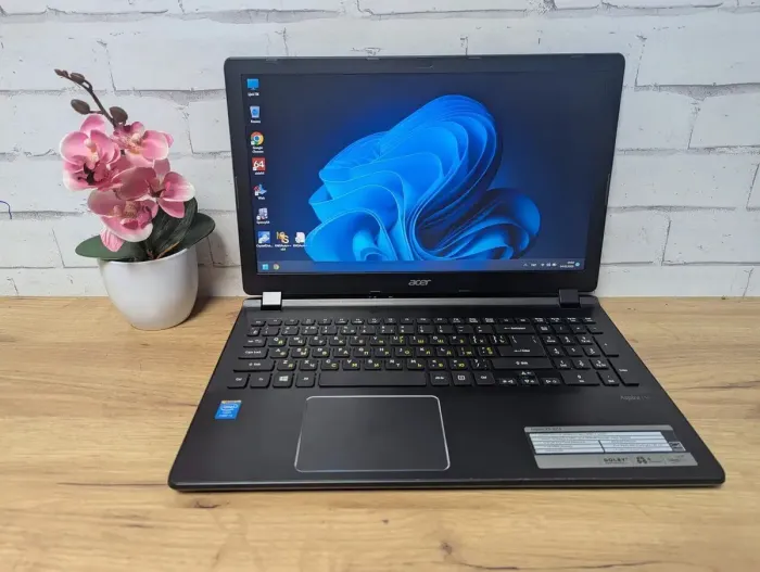 Ноутбук Acer Aspire V5-573 / 15.6" (1366x768) TN / Intel Core i3-4010U (2 (4) ядра по 1.7 GHz) / 8 GB DDR3 / 128 GB SSD / Intel HD Graphics 4400 / WebCam б/в - зображення 2