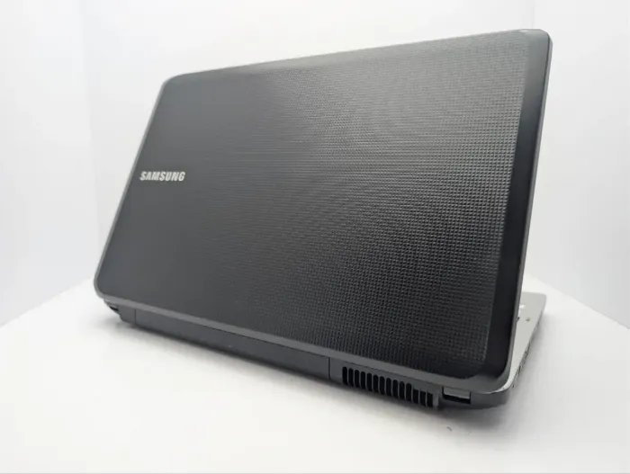 Ноутбук Samsung R528 / 15.6" (1366x768) TN / Intel Pentium T4500 (2 ядра по 2.3 GHz) / 6 GB DDR3 / 320 GB HDD / Intel Graphics / WebCam / DVD-ROM б/в - зображення 8