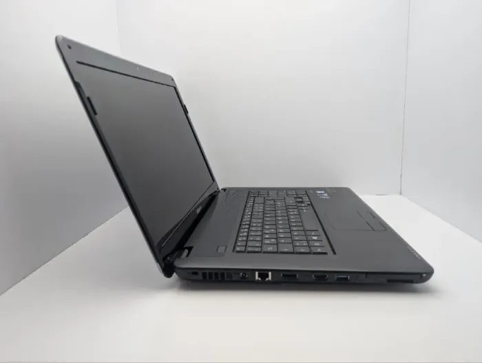 Ноутбук Medion Akoya P7618 / 17.3" (1600x900) TN / Intel Core i5-480M (2 (4) ядра по 2.66 - 2.93 GHz) / 6 GB DDR3 / 1000 GB HDD / nVidia GeForce GT 540M, 1 GB GDDR3, 128-bit / WebCam / DVD-ROM б/в - зображення 4