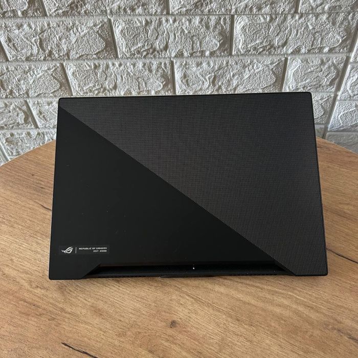 Ігровий ноутбук Asus ROG Zephyrus GU502LV / 15.6" (3840x2160) IPS / Intel Core i7-10750H (6 (12) ядер по 2.6 - 5.0 GHz) / 16 GB DDR4 / 1000 GB SSD / nVidia GeForce RTX 2060, 6 GB GDDR6, 192-bit б/в - зображення 3