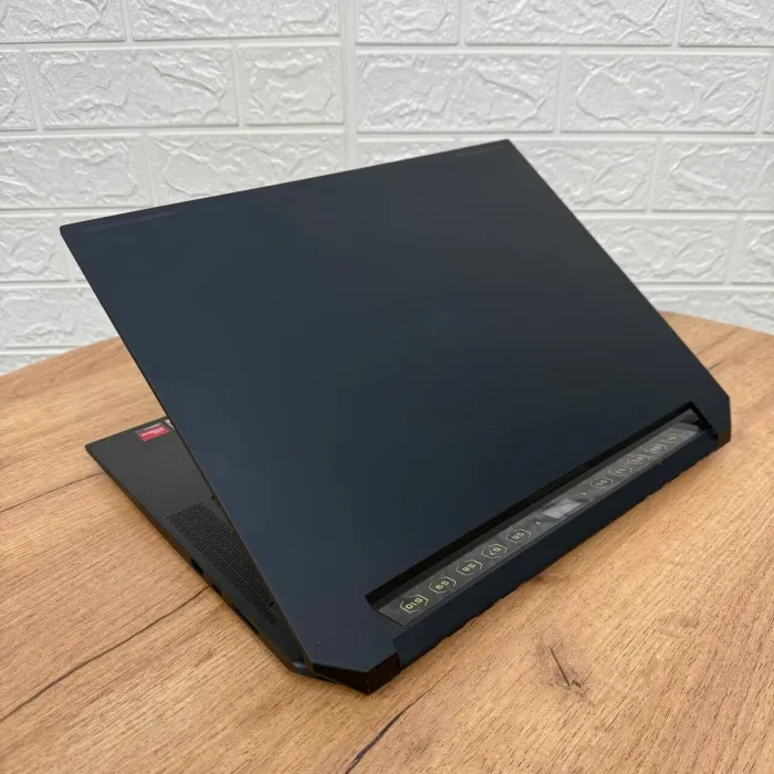 Ігровий ноутбук Corsair Voyager A1600 / 16" (2560x1600) IPS / AMD Ryzen 9 6900HS (8 (16) ядер по 3.3 - 4.9 GHz) / 16 GB DDR5 / 2000 GB SSD / AMD Radeon RX 6800M, 12 GB GDDR6, 192-bit / WebCam б/в - зображення 6