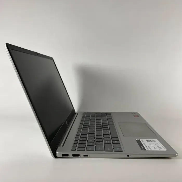 Ультрабук Б-клас HP Laptop 15-fc0102nr / 15.6" (1920x1080) IPS / AMD Ryzen 5 5625U (6 (12) ядер по 2.3 - 4.3 GHz) / 16 GB DDR4 / 256 GB SSD / AMD Radeon Vega 7 Graphics / WebCam / HDMI б/в - зображення 4