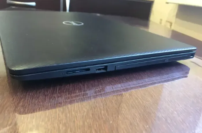 Ігровий ноутбук Dell Latitude 3590 / 15.6" (1920x1080) TN / Intel Core i7-8550U (4 (8) ядра по 1.8 - 4.0 GHz) / 8 GB DDR4 / 256 GB SSD / AMD Radeon R7 M460, 2 GB GDDR5, 64-bit / WebCam б/в - зображення 5