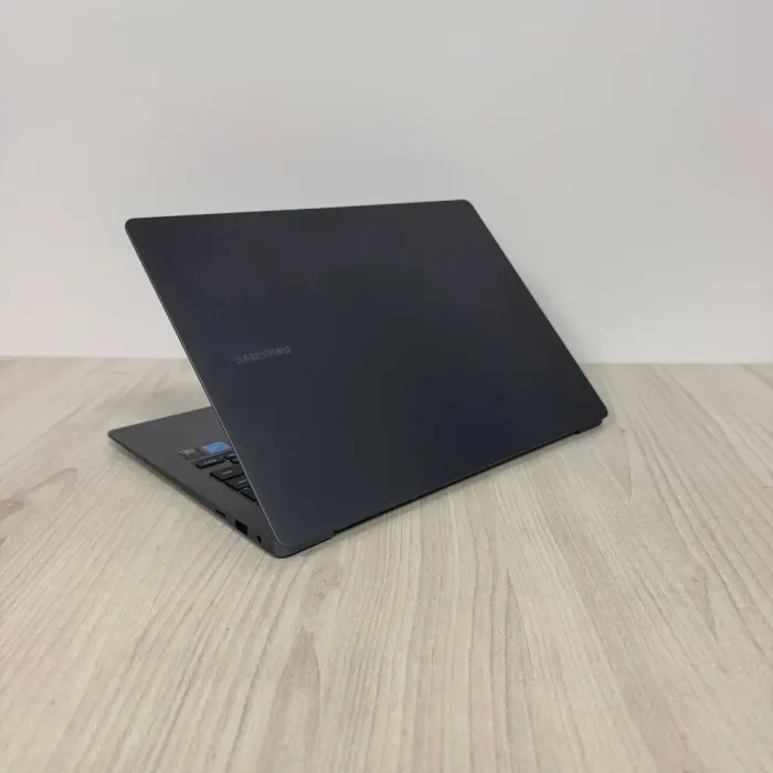 Ультрабук Samsung Galaxy Book4 Pro NP944XGK / 14" (2880x1800) OLED / Intel Core Ultra 7 155H (16 (22) ядер по 1.4 - 4.8 GHz) / 16 GB DDR5 / 1000 GB SSD NVMe / Intel Arc Graphics / WebCam б/в - зображення 6