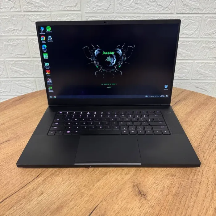 Ігровий ноутбук Razer Blade 15 RZ09-0301 / 15.6" (1920x1080) IPS / Intel Core i7-9750H (6 (12) ядер по 2.6 - 4.5 GHz) / 16 GB DDR4 / 256 GB SSD NVMe / nVidia GeForce RTX 2070 Max-Q, 8 GB GDDR6, 256-bit / WebCam б/в - зображення 2