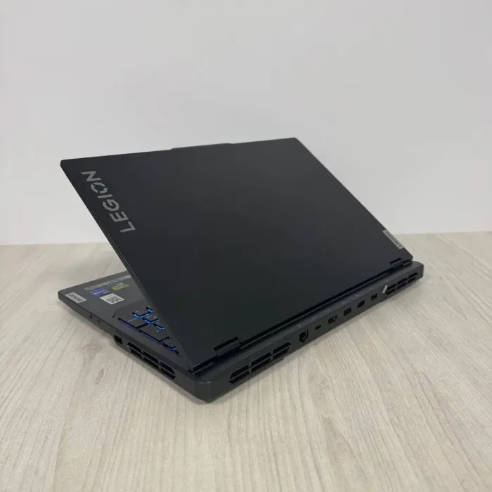 Ігровий ноутбук Б-класу Lenovo Legion Pro 5 16IRX8 / 16" (2560x1600) IPS / Intel Core i9-13900HX (24 (32) ядра по 2,2 - 5,4 ГГц) / 32 ГБ DDR5 / 1000 ГБ SSD NVMe / nVidia GeForce RTX 4070, 8 ГБ GDDR6, 128-біт / WebCam б/в - зображення 6