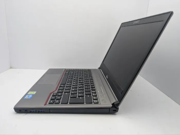 Ноутбук Futjitsu LifeBook E733 / 13.3" (1366x768) TN / Intel Core i3-3110M (2 (4) ядра по 2.4 GHz) / 8 GB DDR3 / 120 GB SSD / Intel HD Graphics 4000 / WebCam б/в - изображение 5