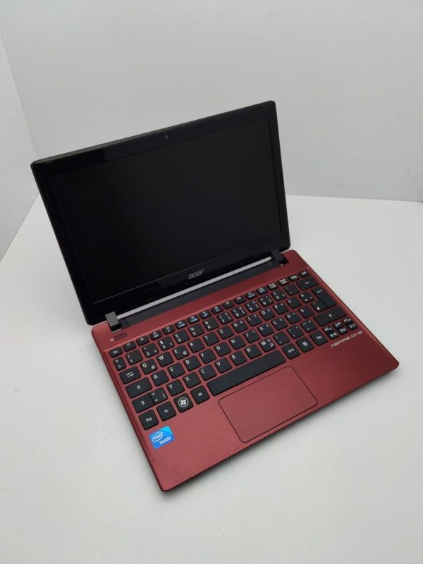 Нетбук Acer Aspire One / 11.6" (1366x768) TN / Intel Celeron 847 (2 ядра по 1.1 GHz) / 4 GB DDR3 / 320 GB HDD / Intel HD Graphics / WebCam / АКБ не тримає б/в - зображення 3