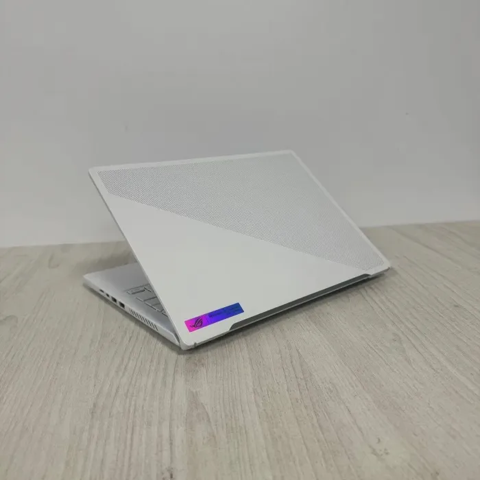 Ігровий ультрабук Asus ROG Zephyrus G14 GA402XV White / 14" (2560x1600) IPS / AMD Ryzen 9 7940HS (8 (16) ядер по 4.0 - 5.2 GHz) / 16 GB DDR5 / 512 GB SSD NVMe / nVidia GeForce RTX 4060, 8 GB GDDR6, 128-bit / WebCam б/в - зображення 5