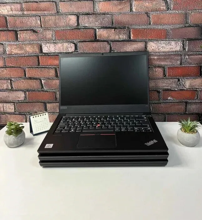 Ноутбук Lenovo ThinkPad E14 / 14" (1920x1080) IPS / Intel Core i5-10210U (4 (8) ядра по 1.6 - 4.2 GHz) / 8 GB DDR4 / 256 GB SSD / Intel UHD Graphics / WebCam / Win 10 Pro б/в - зображення 2