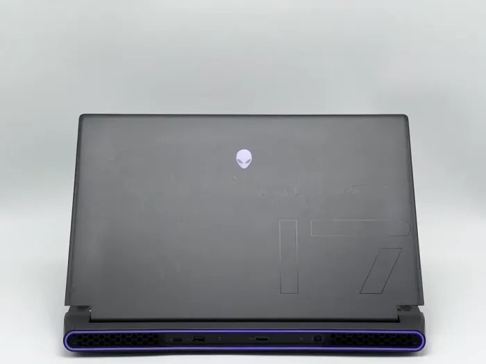 Ігровий ноутбук Б-класу Dell Alienware M17 R5 / 17,3" (1920x1080) IPS / AMD Ryzen 7 6800H (8 (16) ядер по 3,2 - 4,7 ГГц) / 32 ГБ DDR4 / 1440 ГБ SSD / nVidia GeForce RTX 3070 Ti, 8 ГБ GDDR6, 256-біт / Веб-камера б/в - зображення 5