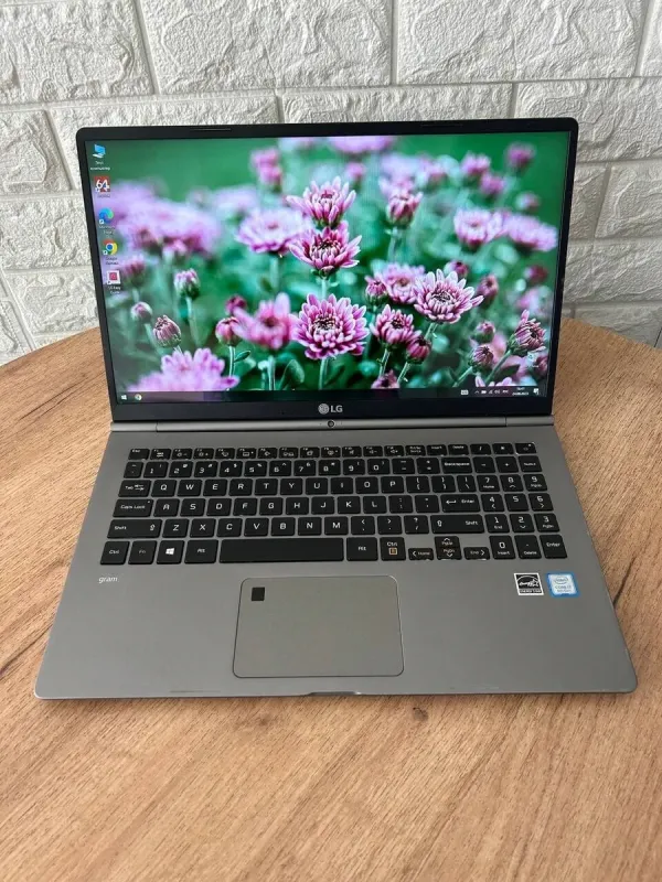 Ноутбук Б-клас LG Gram 15Z975 / 15.6" (1920x1080) IPS / Intel Core i7-8550U (4 (8) ядра по 1.8 - 4.0 GHz) / 8 GB DDR4 / 256 GB SSD M.2 / Intel UHD Graphics 620 / WebCam / HDMI б/в - зображення 2