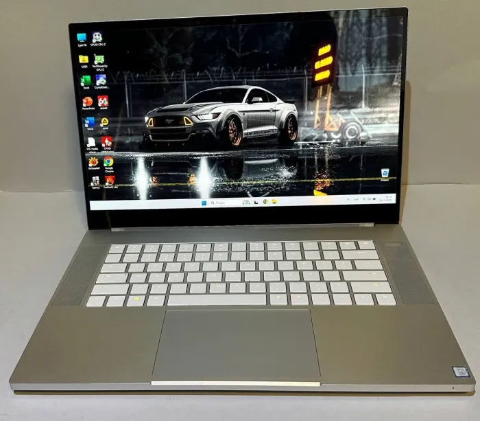 Мобільна робоча станція Razer Blade 15 Studio / 15,6" (3840x2160) IPS Touch / Intel Core i7-9750H (6 (12) ядер по 2,6 - 4,5 ГГц) / 32 ГБ DDR4 / 1000 ГБ SSD / nVidia Quadro RTX 5000 Max-Q, 16 ГБ GDDR6, 256-біт / WebCam б/в - зображення 2