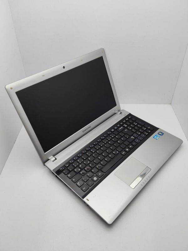 Ноутбук Samsung RV520 / 15.6" (1366x768) TN / Intel Core i5-2410M (2 (4) ядра по 2.3 - 2.9 GHz) / 6 GB DDR3 / 320 GB HDD / Intel HD Graphics 3000 / WebCam б/в - зображення 4