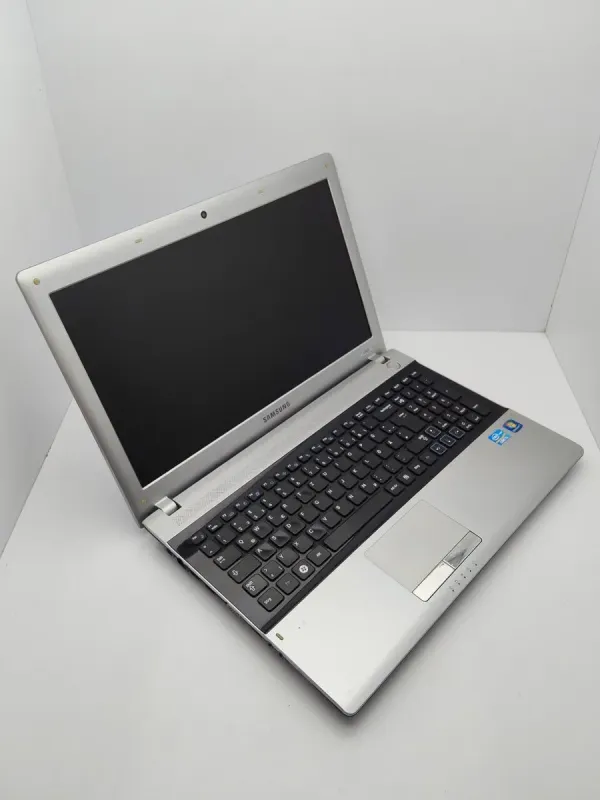 Ноутбук Samsung RV520 / 15.6" (1366x768) TN / Intel Core i5-2410M (2 (4) ядра по 2.3 - 2.9 GHz) / 6 GB DDR3 / 320 GB HDD / Intel HD Graphics 3000 / WebCam б/в - зображення 4