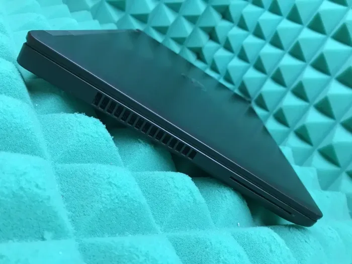 Ноутбук Б-клас Dell Latitude E5570 / 15.6" (1920x1080) IPS / Intel Core i5-6300U (2 (4) ядра по 2.4 - 3.0 GHz) / 8 GB DDR4 / 240 GB SSD / Intel HD Graphics 520 / WebCam / HDMI / Windows 10 б/в - зображення 5