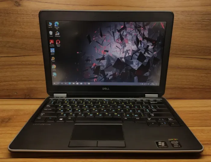 Ноутбук Б-клас Dell Latitude E7240 / 12.5" (1366x768) TN / Intel Core i5-4300U (2 (4) ядра по 1.9 - 2.9 GHz) / 4 GB DDR3 / 256 GB SSD / Intel HD Graphics 4400 / NO WebCam б/в - зображення 2