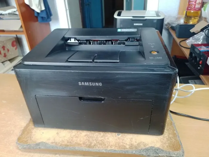 Принтер Б-клас Samsung ML-1640 / Лазерний монохромний друк / 600x1200 dpi / A4 / 16 стор/хв / USB 2.0 / 353 x 298 x 209 мм б/в - зображення 2