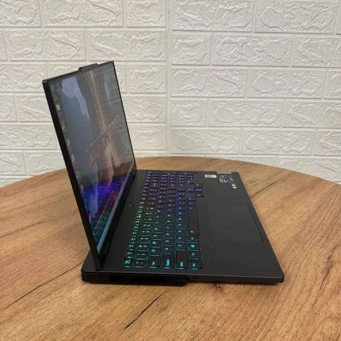 Ігровий ноутбук Lenovo Legion Pro 7 16IRX8H / 16" (2560x1600) IPS / Intel Core i9-14900HX (24 (32) ядра по 2.2 - 5.7 GHz) / 32 GB DDR5 / 1000 GB SSD NVMe / nVidia GeForce RTX 4090, 16 GB GDDR6, 256-bit / WebCam б/в - зображення 4