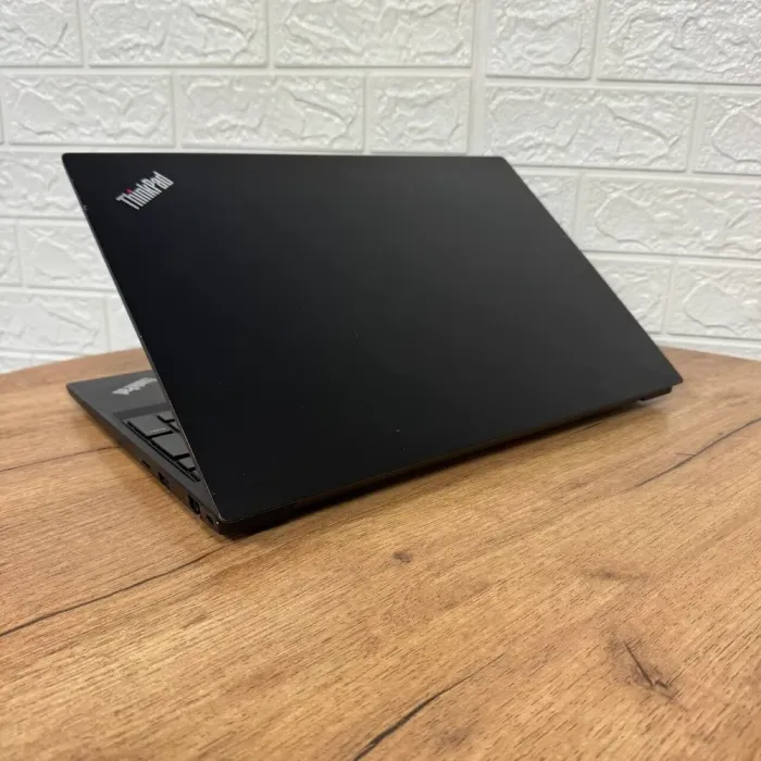 Ноутбук Б-клас Lenovo ThinkPad E585 / 15.6" (1920x1080) IPS / AMD Ryzen 5 2500U (4 (8) ядра по 2.0 - 3.6 GHz) / 8 GB DDR4 / 256 GB SSD NVMe / AMD Radeon Vega 8 Graphics / WebCam б/в - зображення 6