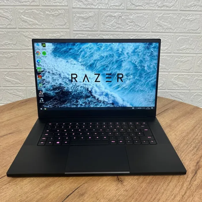 Ігровий ноутбук Б-клас Razer Blade 15 RZ09-02385 / 15.6" (1920x1080) IPS / Intel Core i7-8750H (6 (12) ядер по 2.2 - 4.1 GHz) / 16 GB DDR4 / 256 GB SSD NVMe / nVidia GeForce GTX 1060 Max-Q, 6 GB GDDR5, 192-bit б/в - зображення 2