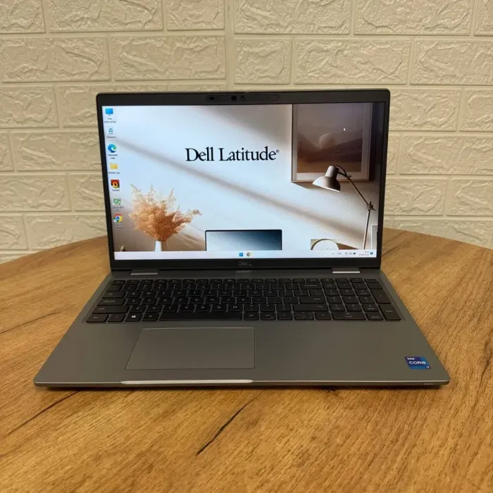 Ультрабук Б-клас Dell Latitude 5520 / 15.6" (1920x1080) IPS Touch / Intel Core i7-1165G7 (4 (8) ядра по 2.8 - 4.7 GHz) / 16 GB DDR4 / 512 GB SSD / Intel Iris Xe Graphics / WebCam б/в - зображення 2