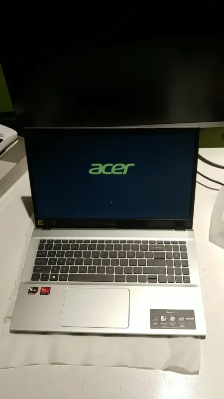 Ультрабук Acer Aspire 3 15 A315-44P-R7GS / 15.6" (1920x1080) TN / AMD Ryzen 7 5700U (8 (16) ядер по 1.8 - 4.3 GHz) / 16 GB DDR4 / 512 GB SSD / AMD Radeon Graphics / WebCam / Win 11 - зображення 2