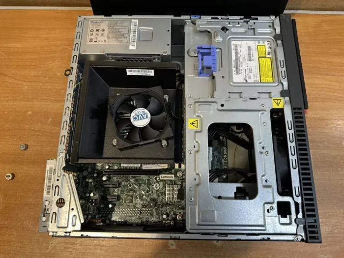 Комп'ютер Lenovo ThinkCentre M700 SFF / Intel Core i5-6500 (4 ядра по 3.2 - 3.6 GHz) / 8 GB DDR4 / no HDD / Intel HD Graphics 530 / DVD-RW / DisplayPort б/в - зображення 7