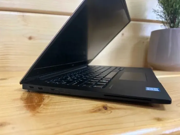 Ультрабук Dell Latitude 7370 / 13.3" (1920x1080) IPS / Intel Core m5-6Y57 (2 (4) ядра по 1.1 - 2.8 GHz) / 8 GB DDR3 / 256 GB SSD / Intel HD Graphics 515 / WebCam / Windows 10 Pro б/в - зображення 4