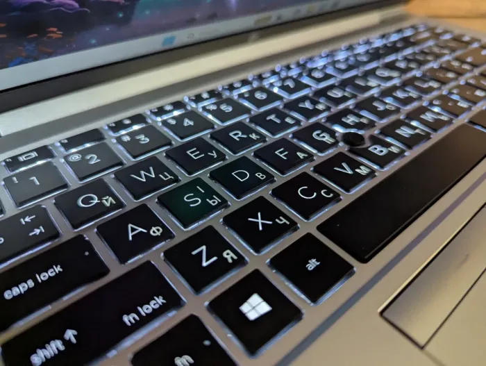 Ультрабук HP EliteBook 840 G8 / 14" (1920x1080) IPS / Intel Core i7-1185G7 (4 (8) ядра по 3.0 - 4.8 GHz) / 16 GB DDR4 / 512 GB SSD / Intel Iris Xe Graphics / TouchID / WebCam / Windows 11 б/в - зображення 6