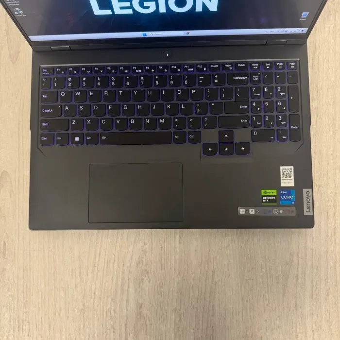 Ігровий ноутбук Lenovo Legion Pro 5 16IRX8 / 16" (2560x1600) IPS / Intel Core i7-13700HX (16 (24) ядра по 3,7 - 5,0 ГГц) / 32 ГБ DDR5 / 512 ГБ SSD / nVidia GeForce RTX 4070, 8 ГБ GDDR6, 128-біт / Веб-камера б/в - зображення 3