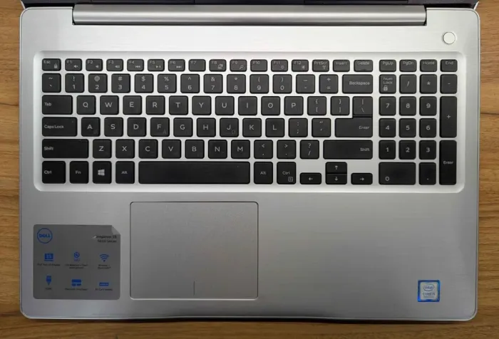 Ноутбук Dell Inspiron 5570 / 15.6" (1920x1080) IPS / Intel Core i5-8250U (4 (8) ядра по 1.6 - 3.4 GHz) / 16 GB DDR4 / 480 GB SSD / Intel UHD Graphics 620 / WebCam / Windows 10 б/в - зображення 3